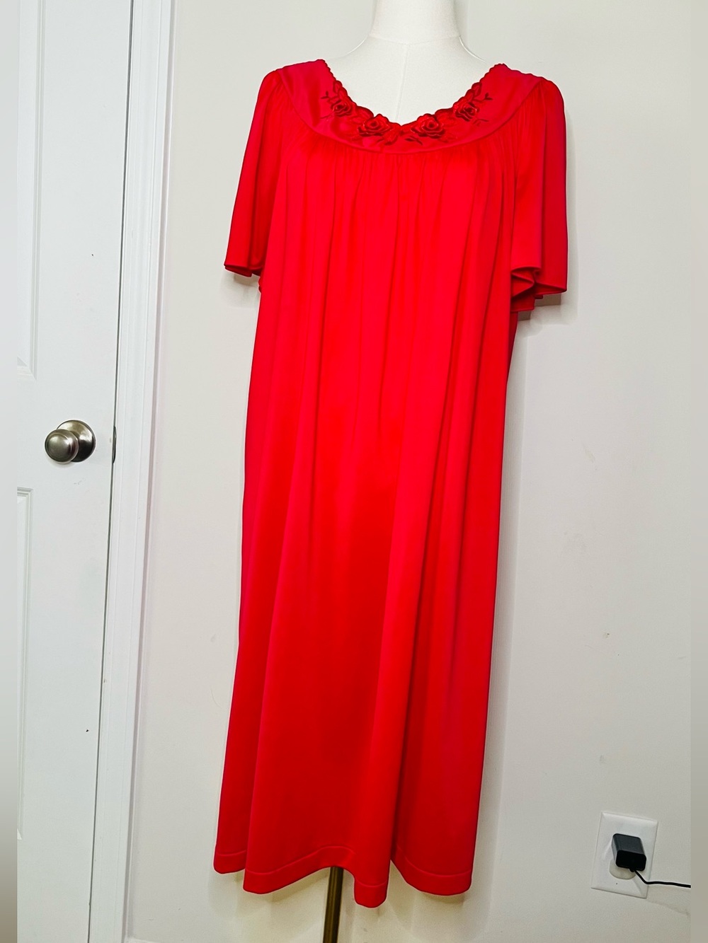 ShadowLine Womens Nightgown Embroidery Soft Nylon Sleepwear Sz 1X Pink Red